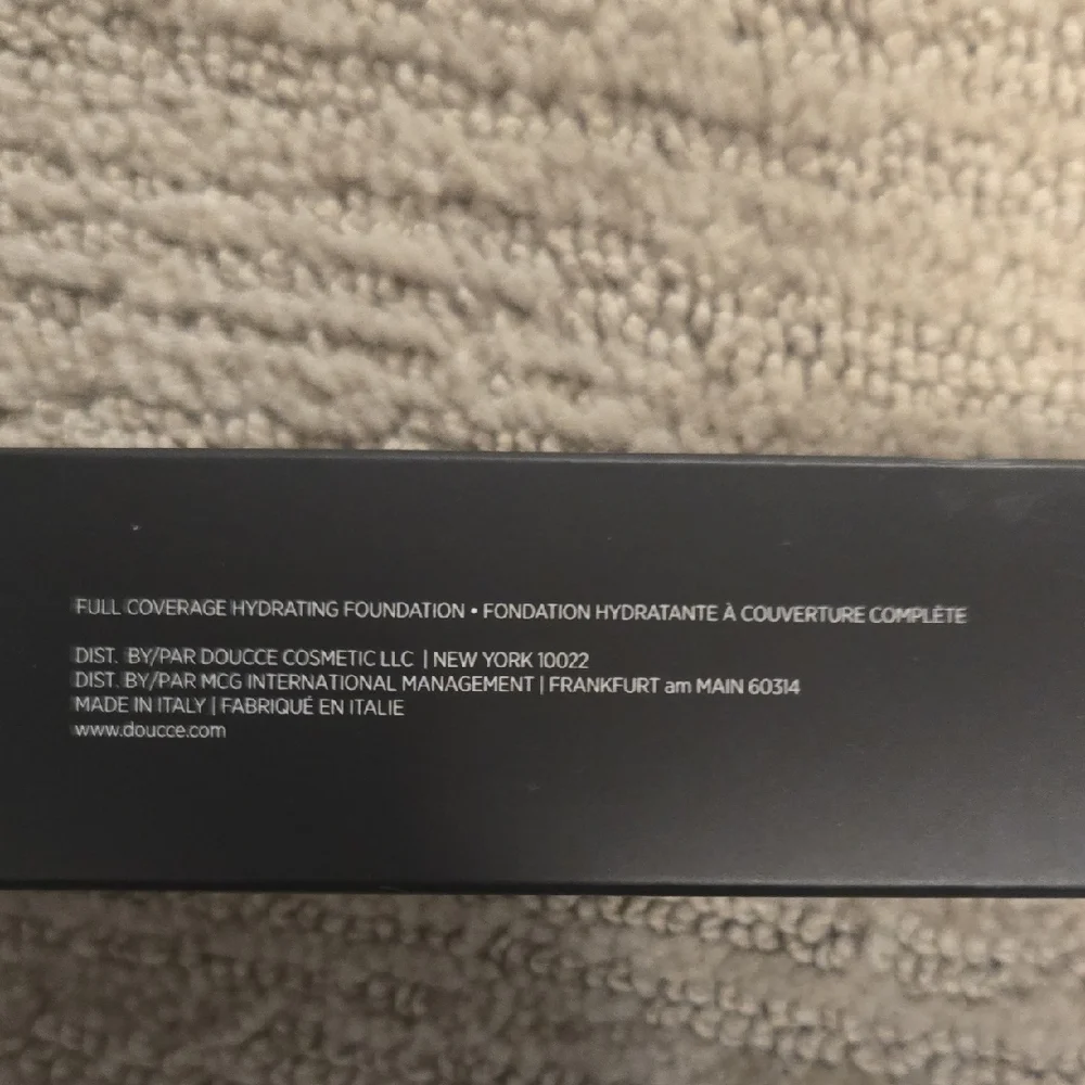 NIB Doucce Cache Creme Satin Foundation YD11